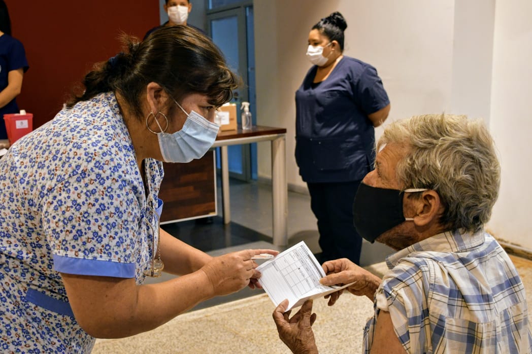 Arranca el martes la vacunación para adultos mayores de 75 años